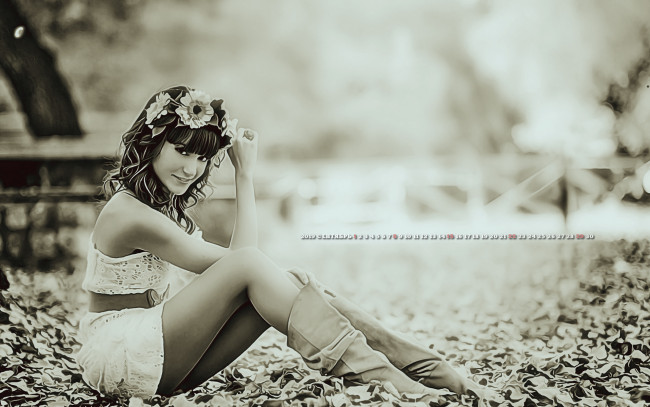 Обои картинки фото календари, компьютерный дизайн, 2019, calendar, листья, женщина, улыбка, взгляд, девушка, цветы, венок