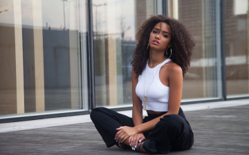 Картинка девушки -+брюнетки +шатенки девушка модель кудряшки стройная сексуальная причёска красотка брюнетка поза взгляд макияж