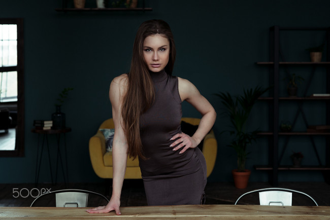 Обои картинки фото девушки, - брюнетки,  шатенки, обои, модель, дарья, стоя, у, стола, by, daria, klepikova, анастасия, соколова