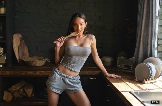 Обои картинки фото девушки, - брюнетки,  шатенки, радио, серьги, обручи, ильдар, ривера, стена, кирпичи, живот, брюнетка, женщины, в, помещении, улыбается, тарелки, шторы, прямые, волосы, смотрит, на, зрителя, модель, декольте, выпуклость, сосков