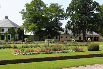 обоя города, - здания,  дома, цветник, здания, деревья