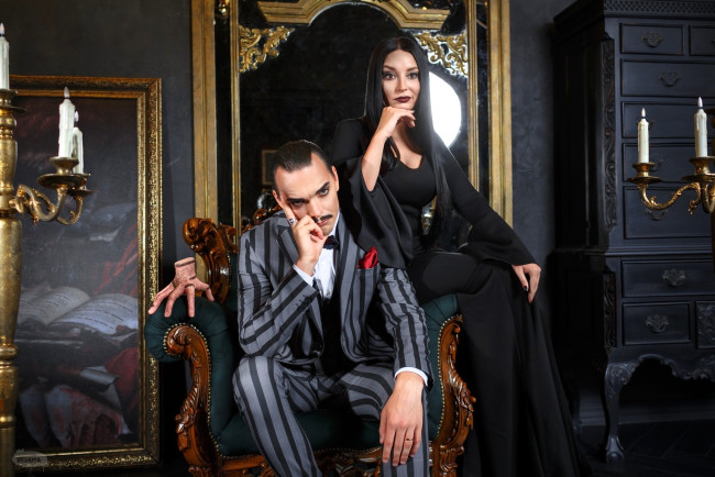 Обои картинки фото разное, мужчина женщина, образы, косплей, наряды, костюмы, анна, шаховская, адамсы, кресло, свечи, вещь