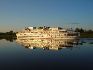 Картинка белый теплоход летним вечером корабли теплоходы