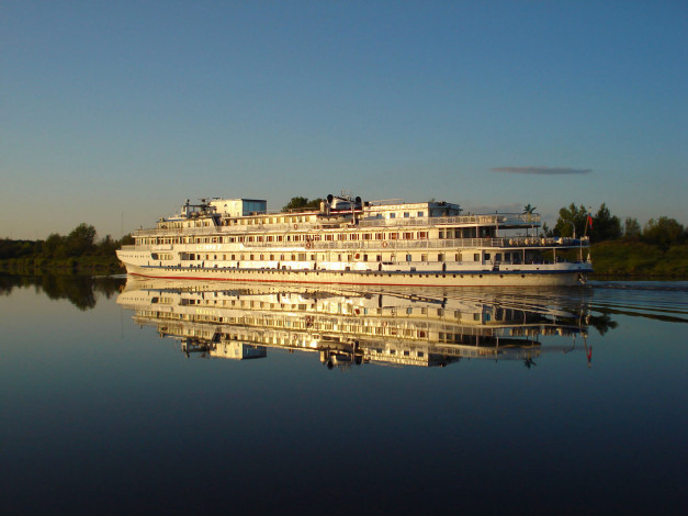 Обои картинки фото белый, теплоход, летним, вечером, корабли, теплоходы