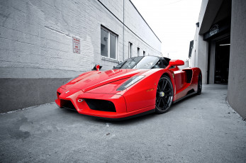 Картинка автомобили ferrari автомагазин табличка здание улица красный феррари