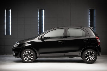 Картинка автомобили toyota 2014г hatchback etios platinum темный