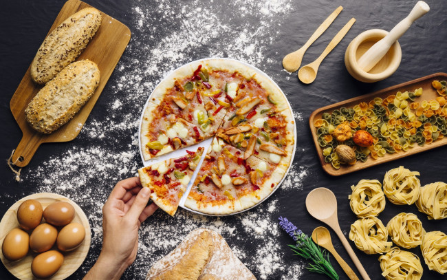 Обои картинки фото еда, пицца, хлеб, яйца, мука, паста