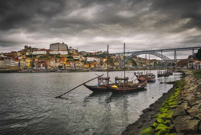 Обои картинки фото корабли, порты ,  причалы, город, река