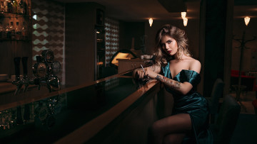 Картинка девушки -+блондинки +светловолосые девушка модель блондинка бар красотка фигура татуировка тату сигарета стойка ресторан ночь взгляд поза причёска макияж флирт секси