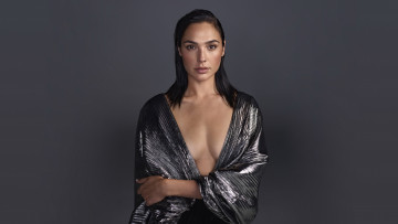 Картинка девушки gal+gadot декольте