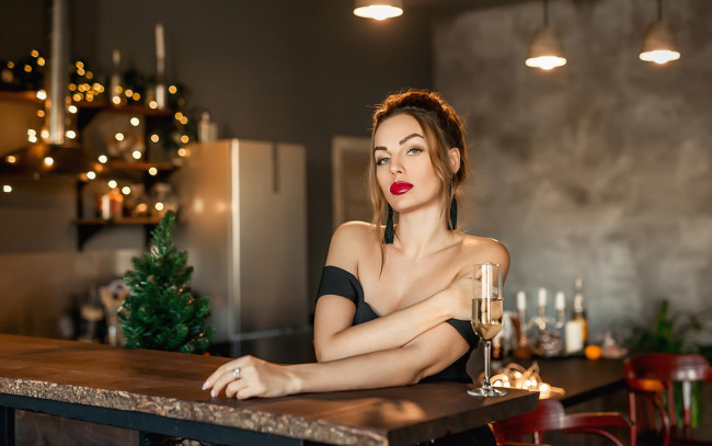 Обои картинки фото девушки, - блондинки,  светловолосые, девушка, модель, светловолосая, красотка, поза, флирт, взгляд, макияж, сексуальная, стойка, бар, ресторан, бокал, шампанское