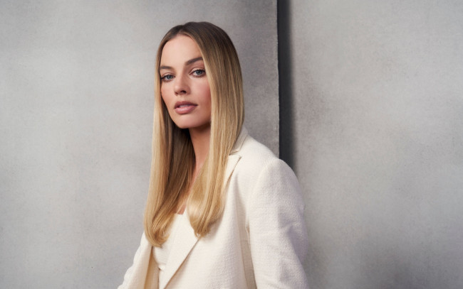 Обои картинки фото девушки, margot robbie, белый, пиджак