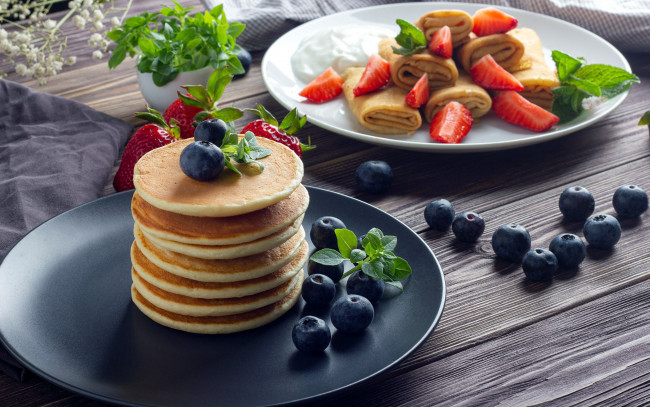 Обои картинки фото еда, блины,  оладьи, мята, оладьи, блинчики, черника, клубника