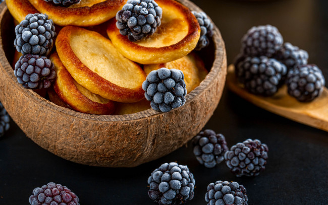 Обои картинки фото еда, блины,  оладьи, оладьи, ежевика