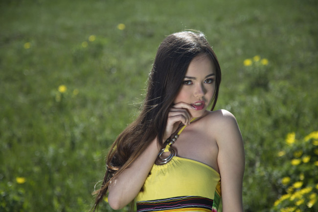 Обои картинки фото девушки, li moon, поле, азиатка, цветы