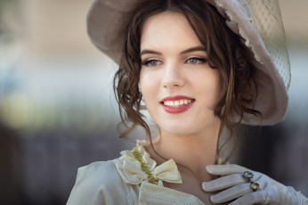 Картинка девушки -+лица +портреты харитонова ирина брюнетка смотрит в сторону улыбается перчатки белая одежда модель