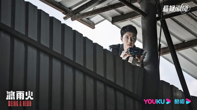 Обои картинки фото кино фильмы, being a hero, чэнь, юй, забор, фотоаппарат