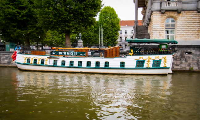 Обои картинки фото корабли, пароходы, здания, корабль, река