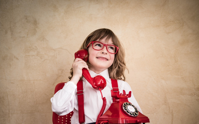 Обои картинки фото разное, дети, девочка, очки, телефон