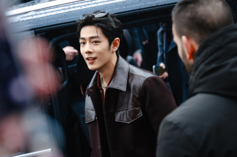 обоя мужчины, xiao zhan, актер, очки, куртка, цепь, машина, люди