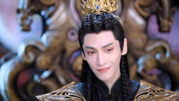 обоя кино фильмы, till the end of the moon, парень, лицо, украшения, улыбка, броня, трон