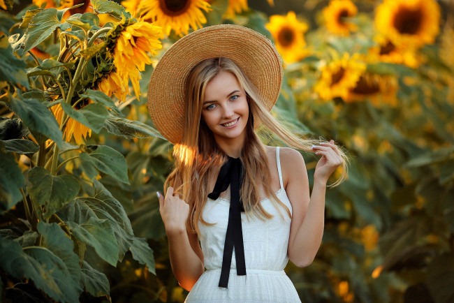 Обои картинки фото девушки, - блондинки,  светловолосые, блондинка, шляпа, платье, подсолнухи, поле