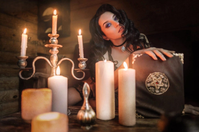 Обои картинки фото девушки, анна шаховская, образ, косплей, ведьма, книга, свечи