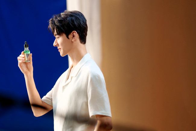 Обои картинки фото мужчины, gong jun | simon gong, актер, рубашка, флакон, улыбка