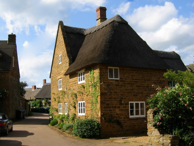 Обои картинки фото бельгия, города, здания, дома, плющ, цветы, улица, дом