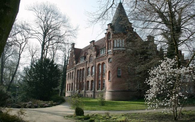 Обои картинки фото bergedorf, германия, города, дворцы, замки, крепости, замок, цветущее, дерево