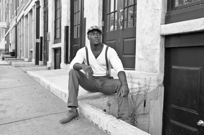 Обои картинки фото мужчины, unsort, подтяжки, кепка