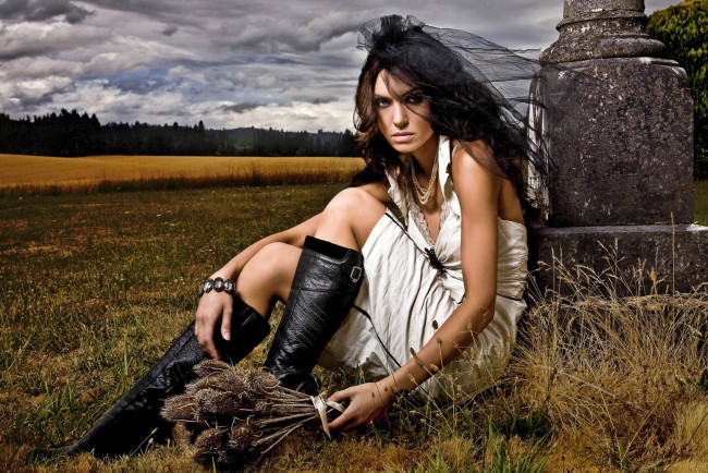 Обои картинки фото Amber Prehn, девушки, , , колючки, сапоги, вуаль