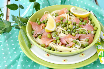 Картинка еда макаронные блюда лимон лосось горох спагетти