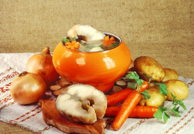 Обои картинки фото еда, первые, блюда, рыба, горшочек, морковь, лук, картофель