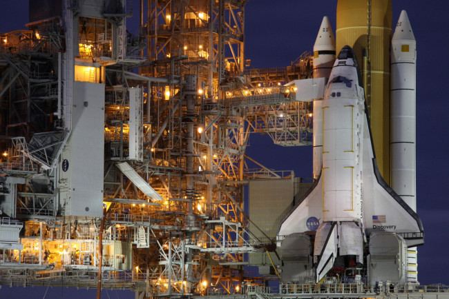 Обои картинки фото space shuttle discovery, космос, космодромы, стартовые площадки, шаттл