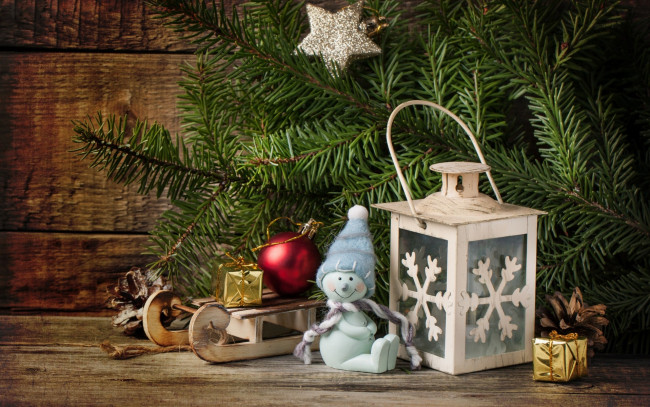 Обои картинки фото праздничные, украшения, фонарь, игрушки, ёлка
