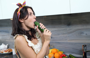 Картинка jasmine+jazz девушки jasmine jazz девушка огурец модель брюнетка лежит поза красотка