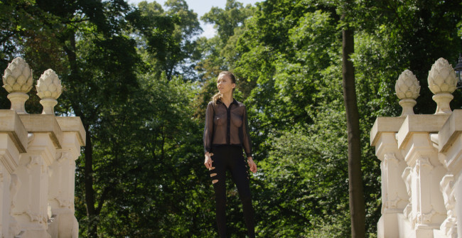 Обои картинки фото девушки, mila azul, скульптуры, фон, девушка