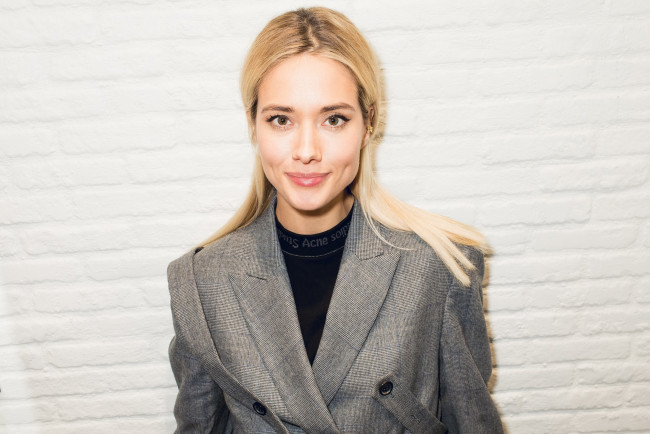 Обои картинки фото juliia parshuta, музыка, -другое, juliia, parshuta, портрет, лицо, юлия, паршута, девушка, модель, блондинка, красотка, красавица, флирт, стройная, фигура, сексуальная, секси, поза, взгляд, макияж, певица, актриса, блогер