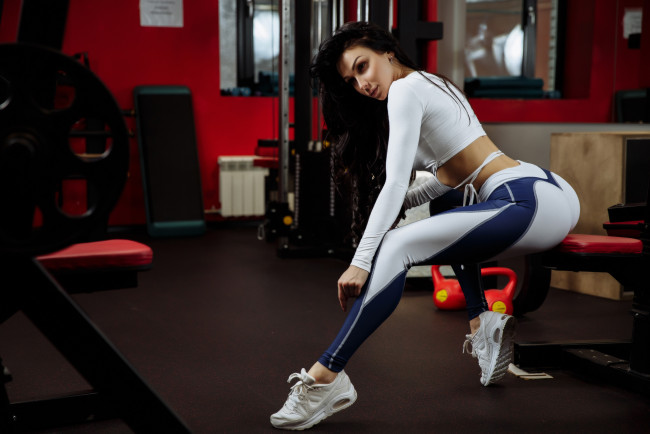 Обои картинки фото спорт, фитнес, девушка, зал, спортивный, тренажёры, атлетика, модель, брюнетка, красотка, красавица, флирт, стройная, фигура, сексуальная, секси, поза, взгляд, макияж, кристина ямушева, гиря, женщины в помещении, спортивная одежда, штаны для йоги