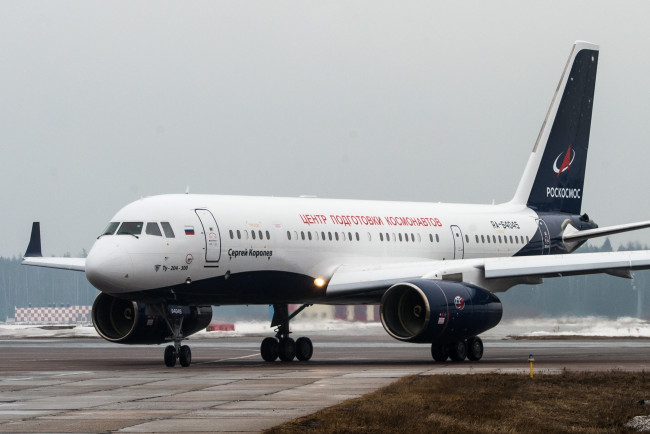 Обои картинки фото ту- 204, авиация, пассажирские самолёты, ту-, 204, самолёт, пассажирский, аэродром