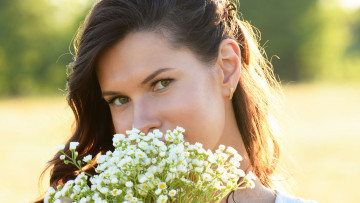 обоя suzanna aye, девушки, suzanna aye , suzanna a,  susi r,  nadia p, suzanna, aye, портрет, лицо, цветы, букет, ромашки, девушка, модель, брюнетка, красотка, поза, флирт, стройная, сексуальная, фигура