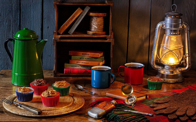 Обои картинки фото еда, натюрморт, лампа, кофейник, кофе, кексы, книги, фляжка