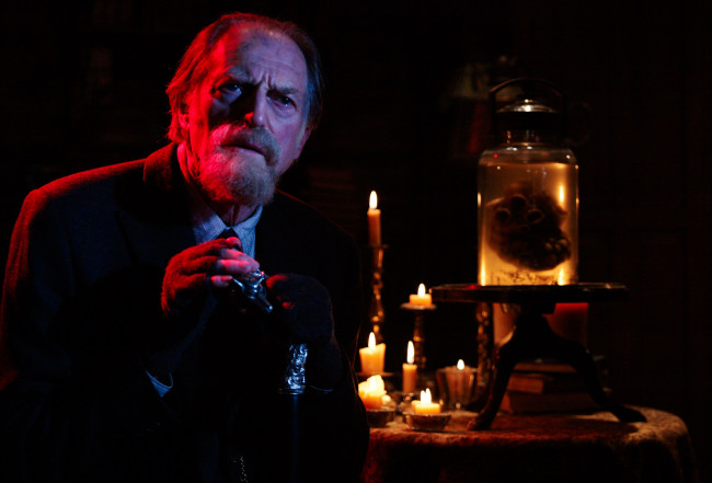 Обои картинки фото кино фильмы, the strain, профессор, свечи