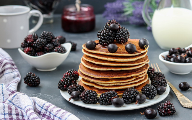 Обои картинки фото еда, блины,  оладьи, ягоды, ежевика, смородина, черная