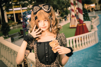 Картинка девушки tenletters образ косплей наряд костюм бантик игрушка парк бассейн