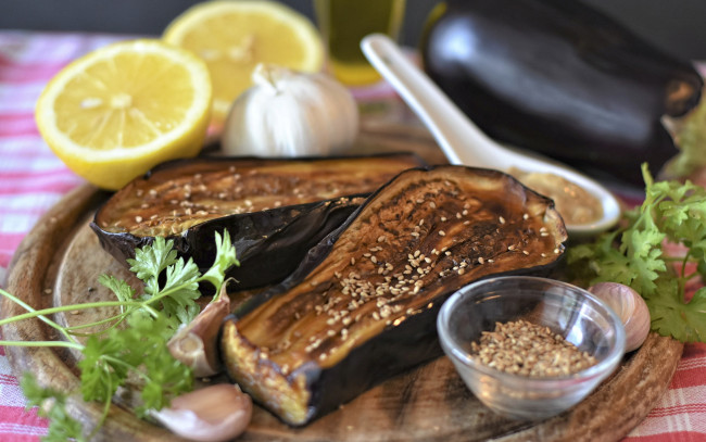 Обои картинки фото еда, баклажаны, запеченные, чеснок, лимон