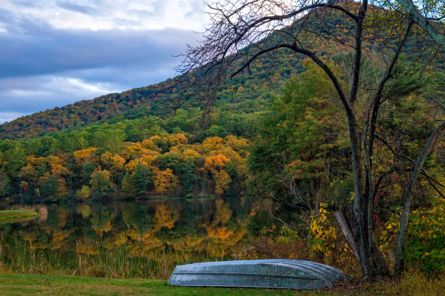 Обои картинки фото природа, реки, озера, лодка, озеро, отражение, гора, лес, деревья, осень
