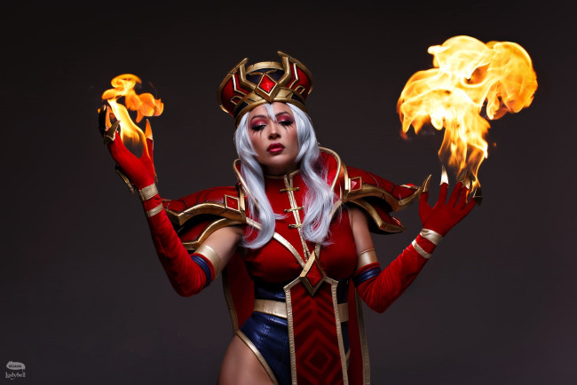 Обои картинки фото девушки, ольга кожевникова , lady bell, образ, косплей, наряд, костюм, посох, корона, огонь, магия