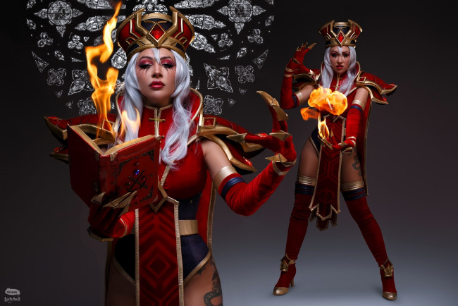 Обои картинки фото девушки, ольга кожевникова , lady bell, образ, косплей, наряд, костюм, посох, корона, книга, огонь